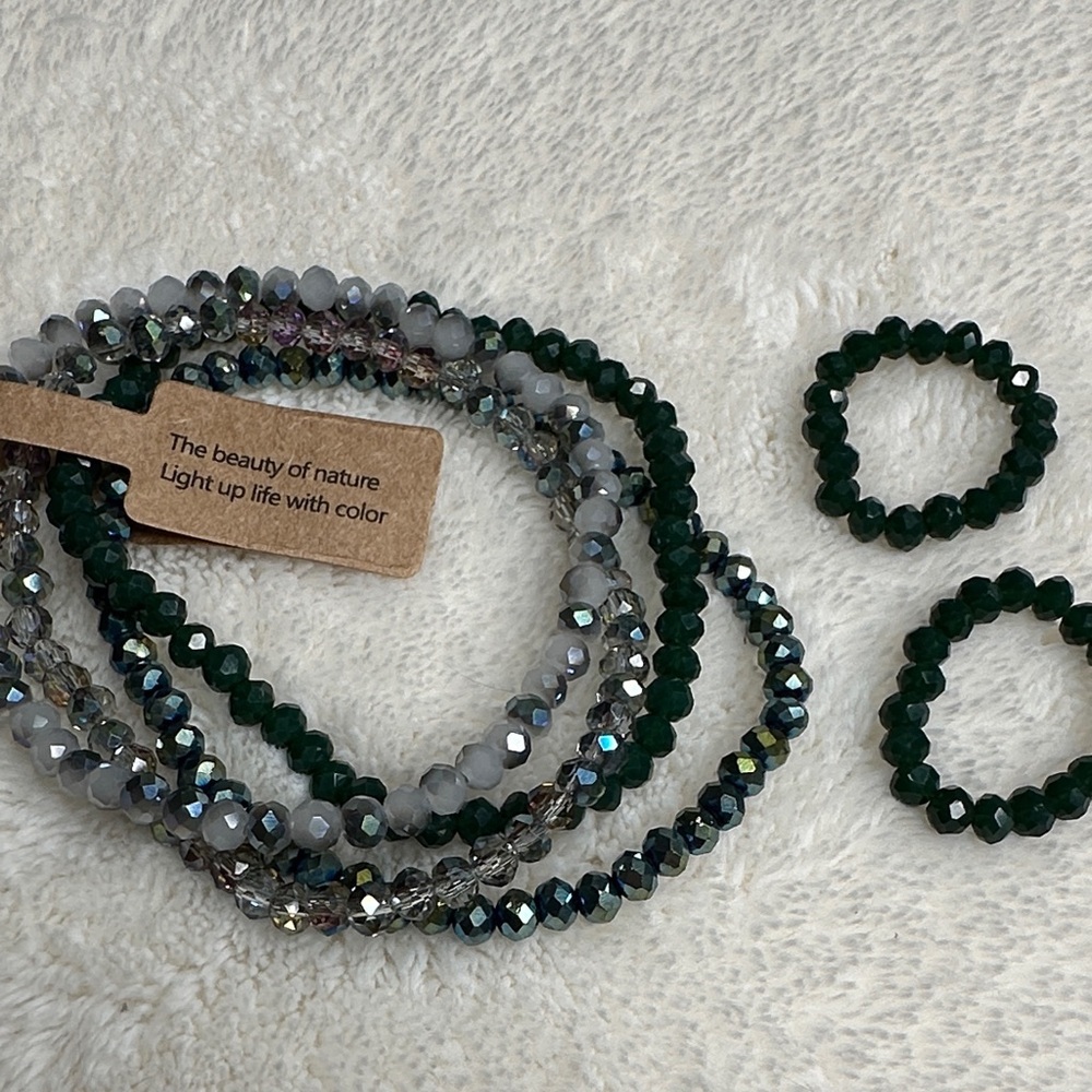Beaded 4-piece Bracelet Set & 2 Stackable Rings in Deep Green & Iridescent NWT